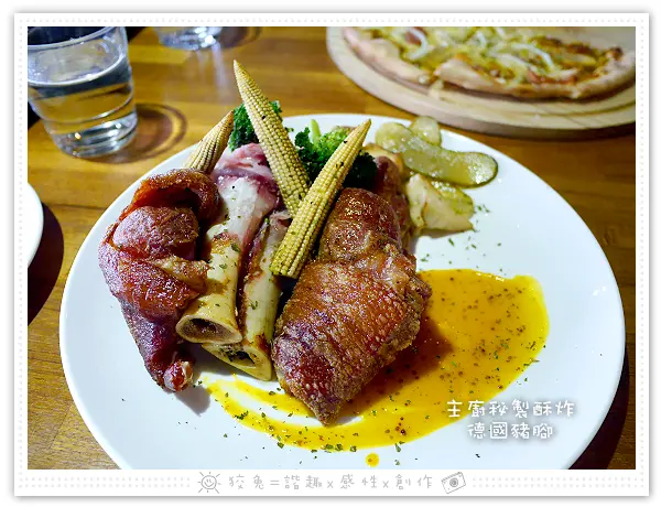 [台南食記] 小銅鍋餐酒館‧德安百貨3F誠品店~主廚秘製酥炸德國豬腳&咖哩雞丁與神槍手披薩&濃情可可舒芙蕾！