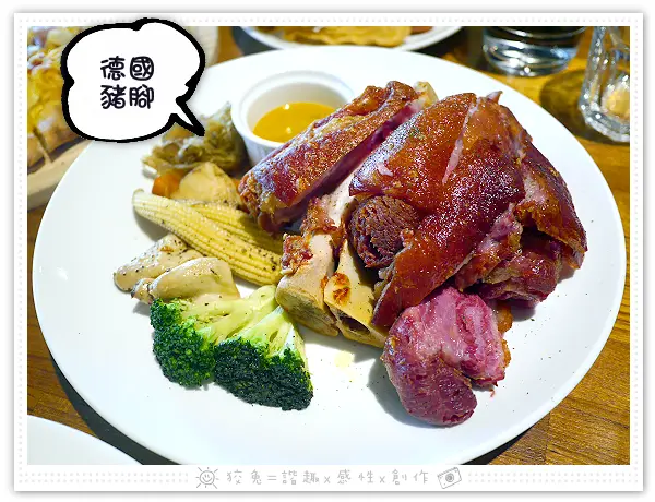 [台南食記] 小銅鍋餐酒館‧德安百貨3F誠品店~二訪之樂樂分享餐！披薩、燉飯、主餐任意配！4人份豐盛套餐！招牌舒芙蕾！