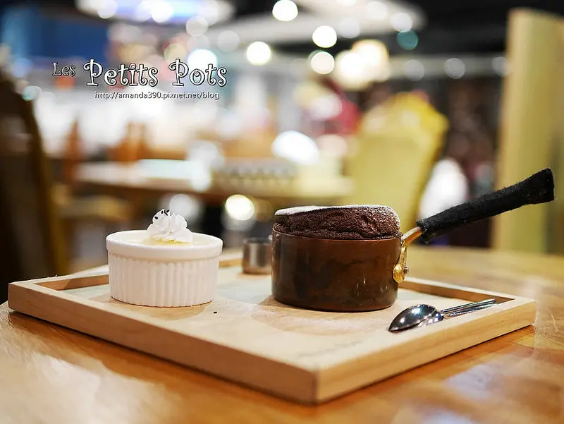 【台南食記】東區 小銅鍋義式餐廳二訪(誠品店) ● 朱古力輕飄飄舒芙蕾一吃上癮！❤❤