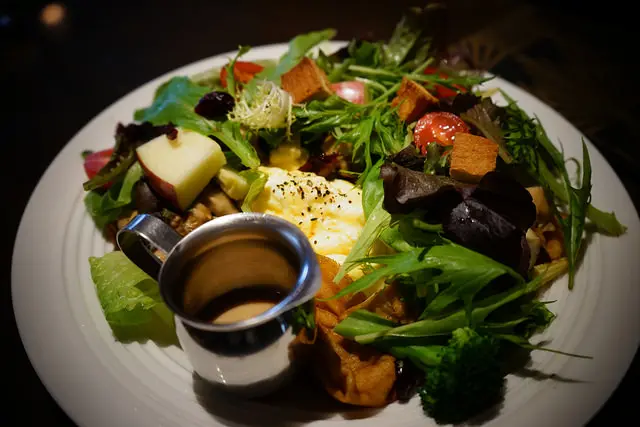 台南美食~衛民街Hibari雲雀喫茶店 很適合昭和年代大嬸團來下午茶 少女時代勿入 (旁邊就是鹿早茶屋和餐桌上的鹿早)