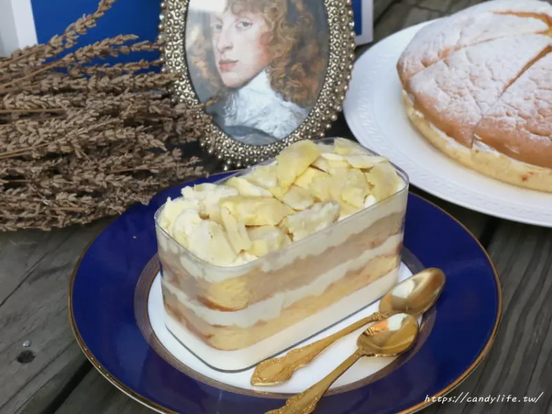 人氣麵包店山姆安娜新品上市！不惜成本的金枕頭榴槤，用料滿滿，還有一上架就搶空的生吐司～