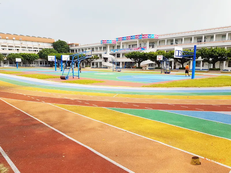 【台中大里】奔跑吧！彩虹跑道好亮眼《內新國小》校園內的藍白地中海