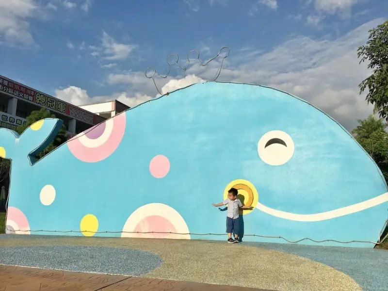 【旅遊】內新國小|變身希臘風格小島X夢幻系彩虹跑道，還有充滿童趣感大鯨魚X遊戲健體區~野放小孩拍照特色學校