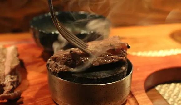 東區小酒館▌適合帶女朋友來吃「La Cave Aburi」，低調異國料理有前米其林主廚坐鎮@捷運忠孝敦化站(附完整菜單、西班牙小酒館、原東京咖哩)