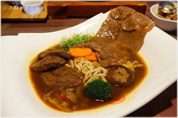 『台中。西區』炙牛食創堂║公益路美食。炙燒牛小排牛肉麵？!徹底顛覆你的思維