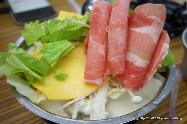 【台中東海】8鍋臭臭鍋(東海店)－平價起司牛奶鍋，鍋底超多選擇(麻油、薏仁、南瓜、咖哩、麻辣等)還有滷肉飯吃到飽！