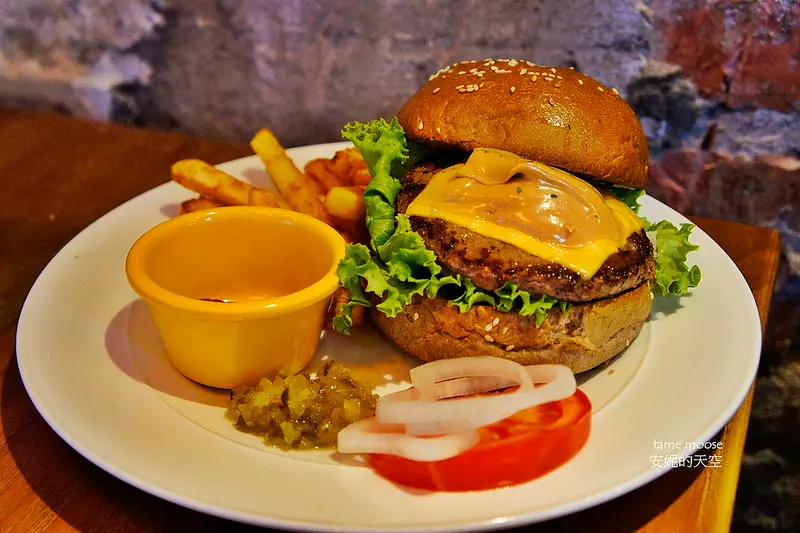 [台北中山站 Tame Moose] 巷弄裡的美式工業風格餐廳   超好食花生醬漢堡  還有甜點魂必訪的超優質蛋糕