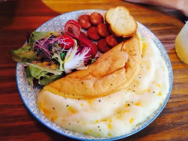 捷運中山站 ✿ tame moose ✿ 鬆餅慕斯歐姆蛋 超獨特泡泡口感 好吃推薦!! 還有可愛大眼仔拉花