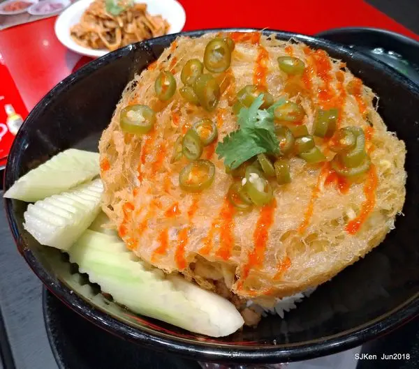 (台北捷運板南線台北車站周邊美食)「瓦城大心新泰式麵食台北微風車站店」--- 「炸蛋打拋豬肉飯」全新登場，還有新鮮可口的「泰式奶茶霜淇淋」! 