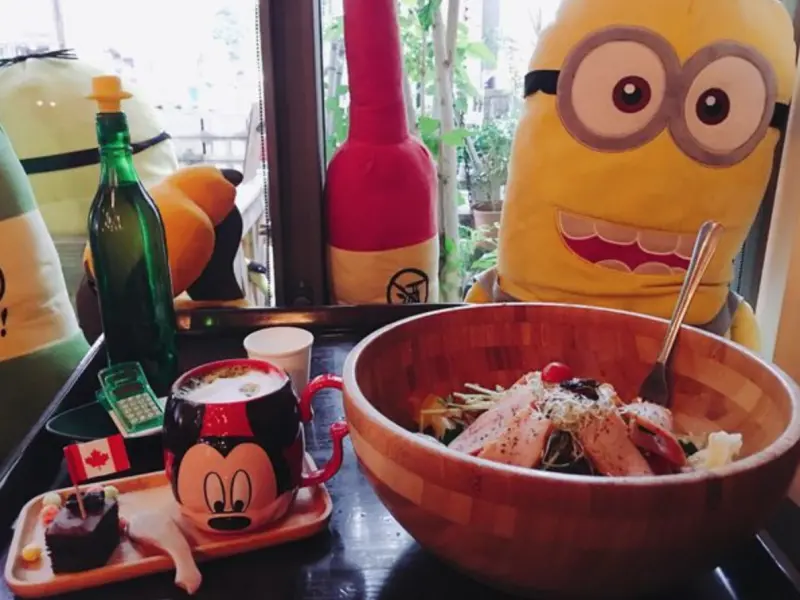 《台北❤️中山》迪士尼造型杯，超大木盆沙拉🥗Tank Q Cafe & Bar 讓可愛玩偶陪你一起放。輕。鬆～