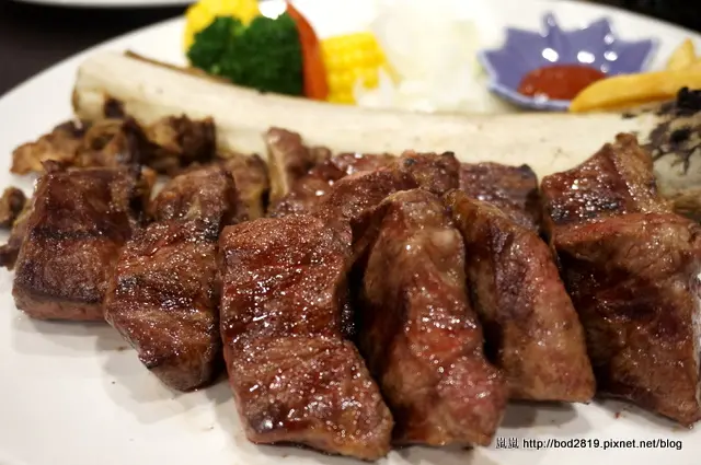 【台中南屯】馬克碳烤牛排館－牛排肉質令人滿意，附餐也都不錯，商業午餐、學生價只要299！(試吃)