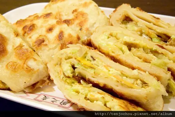 花花，甲飽沒【台北食記】艾克斯手工蛋餅專賣店 超大份量高麗菜起司蛋餅cp值爆高 台北車站美食