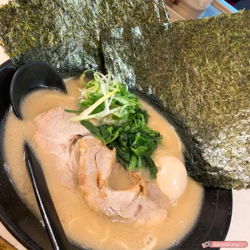 日本廚師來台經營，每日燉煮新鮮豚骨湯，道地橫濱家系拉麵。台北中山區美食。捷運雙連站～丹尼的吃喝玩樂 dannyslife.blog