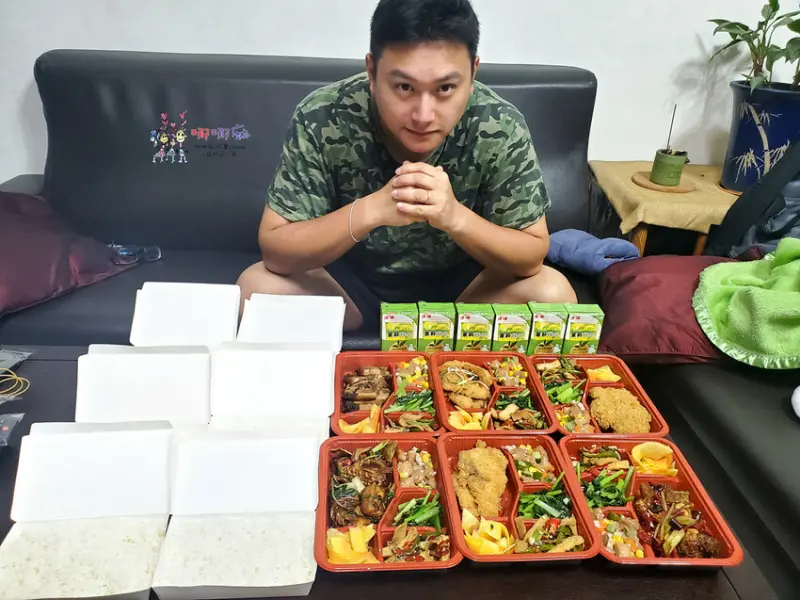 桃園活魚餐廳推出超值80元便當~份量多到要分兩個便當盒裝還送飲料，還不給他買爆！ | 哪哪麻