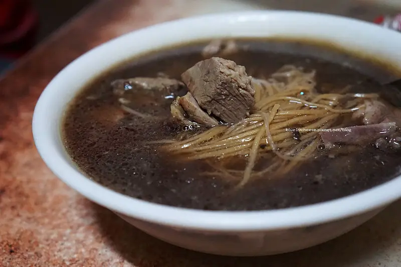 【台中沙鹿】正宗鴨肉添 - 沙鹿在地三十幾年老店小吃.冬天進補好所在.宵夜這裡吃.鴨血和鴨肉麵線必點.近沙鹿郵局.台中銀行和巨業總站.三角公園