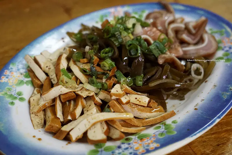 【台中沙鹿】福人街陽春麵 - 燈籠陽春麵.原玉皇殿土地公廟旁外省乾麵.沙鹿在地老店福人街乾麵小吃.陽春麵小菜肉羹湯必點.晚上才營業.沙鹿佳音樂器斜對面.近舊童綜合醫院.鹿寮國中.家樂福