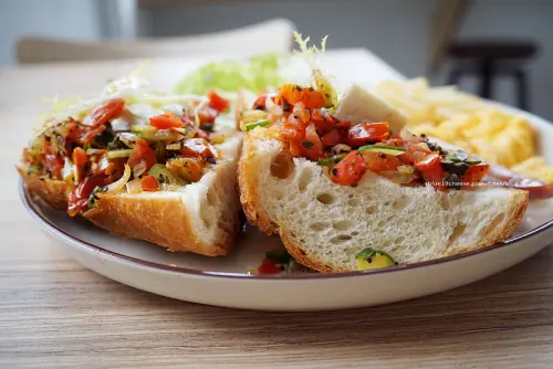 【台中西區】小家朝食Homey Brunch & Cafe  - 早餐飽足又健康.還有不定期限量甜點喔.隔壁是阿霞ㄟ頭髮店