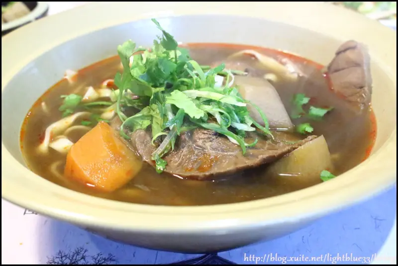 新北林口長庚．桃園龜山美食：蒸川牛肉麵～物美價廉的川熬牛肉麵、剝皮辣椒雞，小菜也麻辣美味