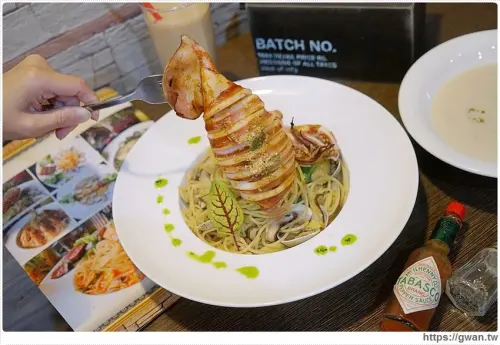 整尾魷魚霸氣蓋麵，還有中獎率很高的再來一碗半價～ 