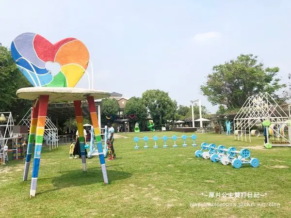 【台中】樹屋溜滑梯│超大草地｜烤肉｜沙坑｜戲水池｜親子餐廳｜赤腳ㄚ生態農莊