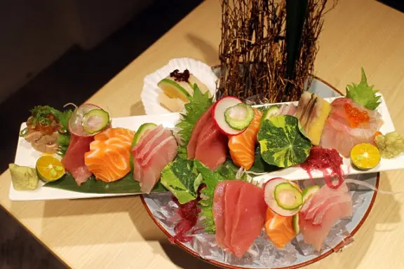 【羽諾食記】東區必吃美食-華麗生魚片饗宴~天八日式居酒屋-忠孝店              