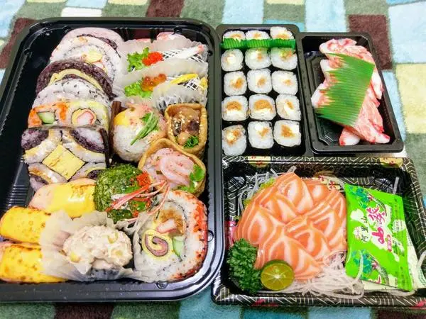 花田壽司-新光市場內的台中平價創意壽司   可在店內立食  也是很夯的外帶美食              