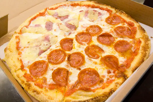 比起餡料，摻入玉米粉的餅皮完全制霸躍升主角 - 小紐約 Little New York Pizzeria 