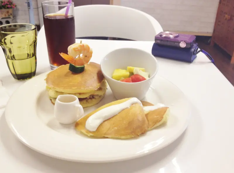 [台中 美食]愛戀戚風二號店，鮮蝦佐馬鈴薯沙拉鬆餅& 鮮奶油楓糖鬆餅拼盤，今天的早午餐悠閒坐下慢慢吃