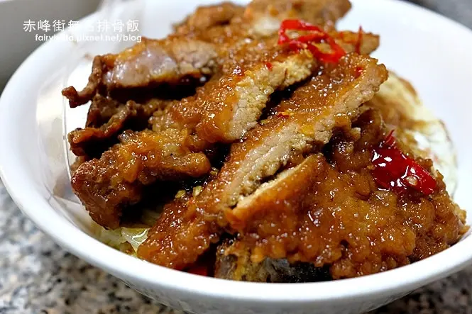《北市中山區♥食記》赤峰街無名排骨飯。胡天蘭、徐天麟也強力推薦的隱密小店，必吃古早味飄香排骨飯！(中山站)