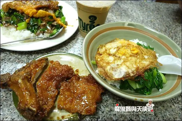《捷運淡水松山線/雙連站/中山站美食》Myron cafe咖啡專賣店．赤峰街無名傳統排骨飯~喝咖啡配排骨便當！
