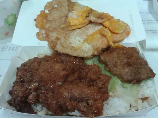 [臺北]中山站~赤峰街無名排骨飯~排骨以及煎蛋都超好吃