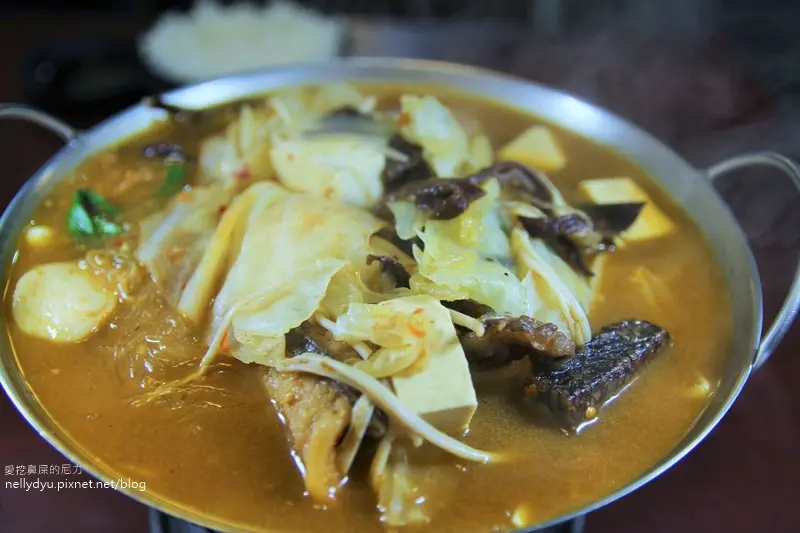 吃-三民。鍋醬平價小火鍋，好吃夠味百元有找