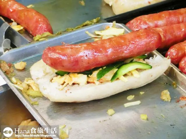 
【台中西屯】百膳工房大腸包小腸 | 逢甲夜市人氣美食 料一層一層的堆疊 菜多實在 不重口味
