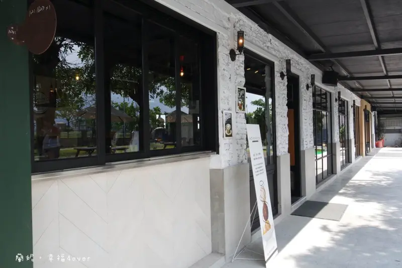 【宜蘭。親子餐廳】大黑板畫畫、專屬遊戲室、大庭院可跑跳的工業風親子餐廳-幸福時光