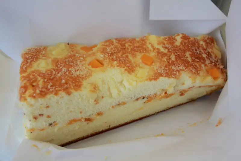 吃。高雄|梓官區|蚵仔寮美食。高雄知名的古早味蛋糕，超濕潤入口即化の傳統蛋糕，整體口感值得樂天小高推薦給您品嚐「品銘無油現烤蛋糕」。