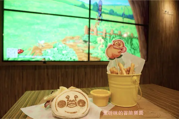 食記 ► 台北 大安區◄ 醜比頭的祕密花園輕食咖啡 ✔ 捷運線必吃主題餐廳：忠孝敦化站 x 超吸睛又療癒的各種KOBITOS角色餐點任你選(有WIFI