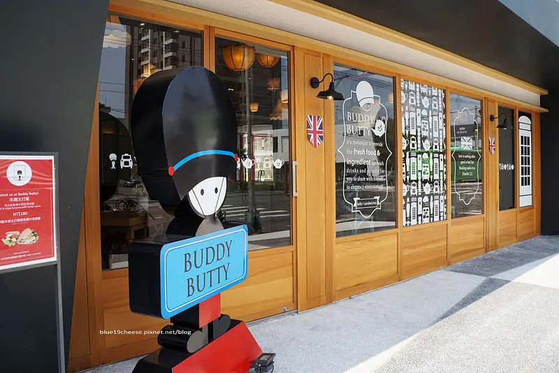 【台中西屯】Buddy Butty - 檯燈立燈.床鋪和澆水器都跑到牆壁和天花板了啦.福星旅店hotel se7en一樓.門口有可愛小騎兵就是了.近逢甲星享道酒店