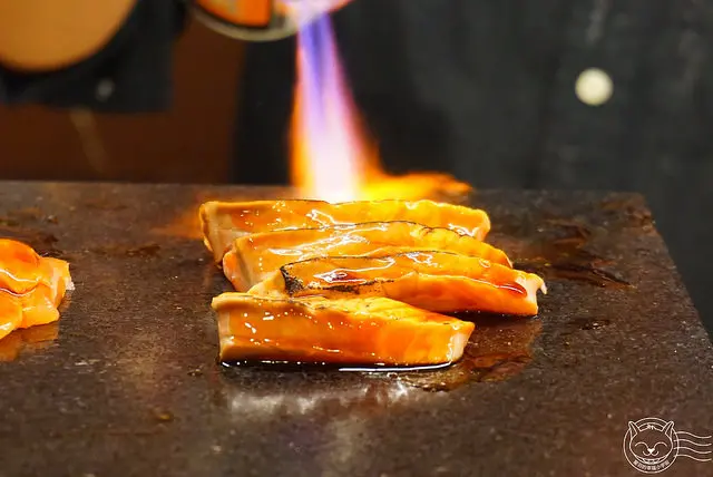 ※ 築地町食堂 ※【星羽是吃貨-台中南區】(文末有好康) 忠孝夜市平價台式日本料理，老闆無師自通給料不手軟，鮭魚好鮮好甜好美味~