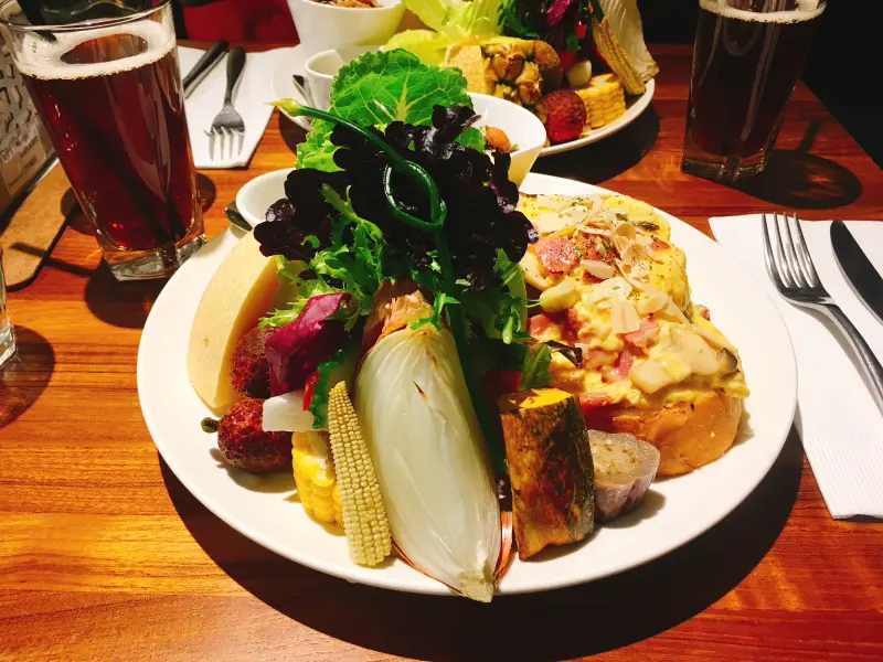 《台北❤️松山》光合箱子🍈🍍🍠🌽超誇張的蔬果大集合早午餐盤，青菜底加啦～