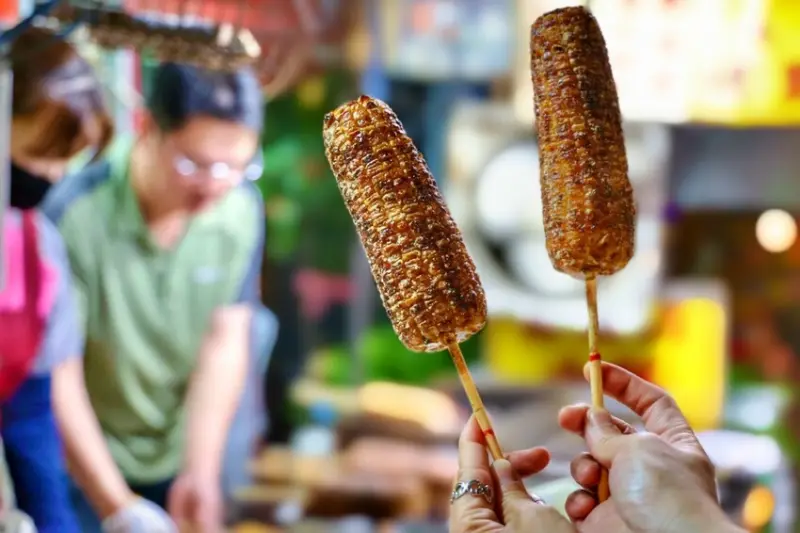 隱身在屏東巷弄內飄香一甲子的傳統烤玉米！ 屏東美食小吃 屏東市【大埔烤玉米】 屏東必吃美食│屏東旅遊│屏東一日遊│屏東火車站周邊