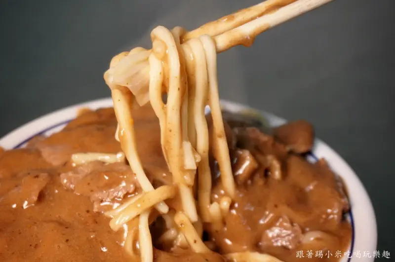 新竹小吃美食|信義牛肉麵-獨門醬料讓人一吃難以忘懷牛肉炒麵(沙茶/客運總站/信義街)--踢小米食記