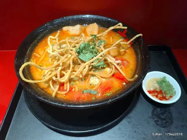 (台北捷運板南線市政府站附近美食)「大心新泰式麵食」台北信義威秀店 --- 「酸辣番茄松阪豬肉麵」+ 「酥炸蝦醬雞米花」+「美粒小薏仁冰」