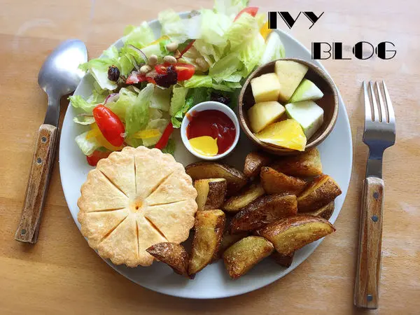 【台中西區】寵物友善餐廳，有法鬥與巴哥陪伴用餐 || 嗝咖啡 gé cafe