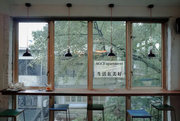 坐上電梯，走近綠意盎然的咖啡空間｜AGCT apartment ，台北大安【生活在美好】