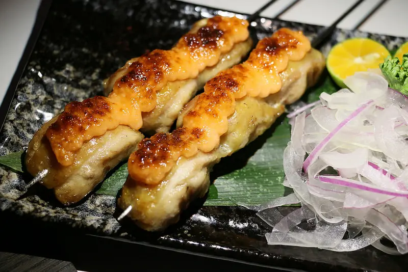 台北。信義～東區美食。信義商圈。食尚玩家推薦。帥哥美女。加州壽司捲～izumi by sumi 湶（捷運市政府站）