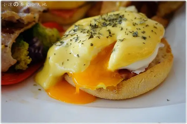 『台中。北屯區』Johnson Brunch║早午餐店內瞬間爆發の黃澄澄蒜香松坂豬肉班尼迪克