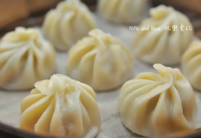 【台中】三鮮湯包，平價中的星級小籠包，手工包捏出每顆完美湯包，有鮮肉、鮮蝦、鮮瓜三種口味。健行國小正對面