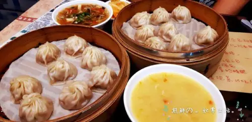 【台中】濃厚的蒸氣★打破夜晚的美★皮薄肉鮮汁味美★三鮮湯包