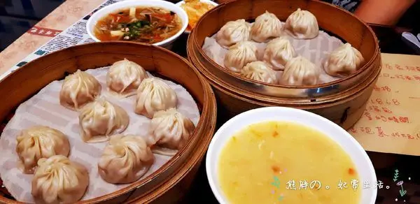 【台中】濃厚的蒸氣★打破夜晚的美★皮薄肉鮮汁味美★三鮮湯包