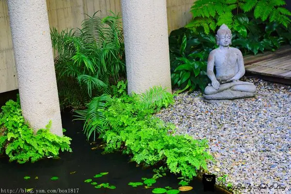 【台中。大里】當代清水模建築。大里菩薩寺。城市中的綠建築